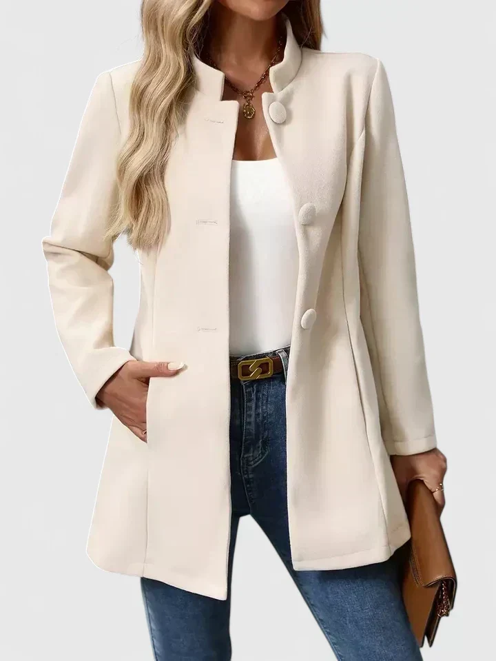 Jacka dam med knappar — elegant och kragelös i knälång modell
