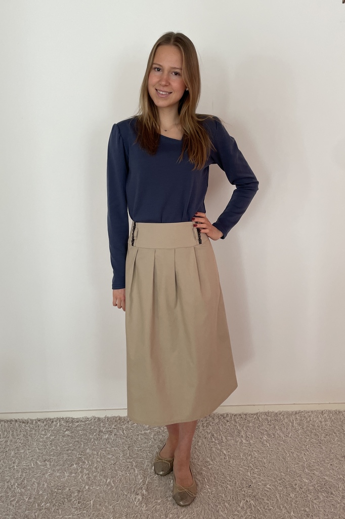Nougatbiskvi, beige kjol