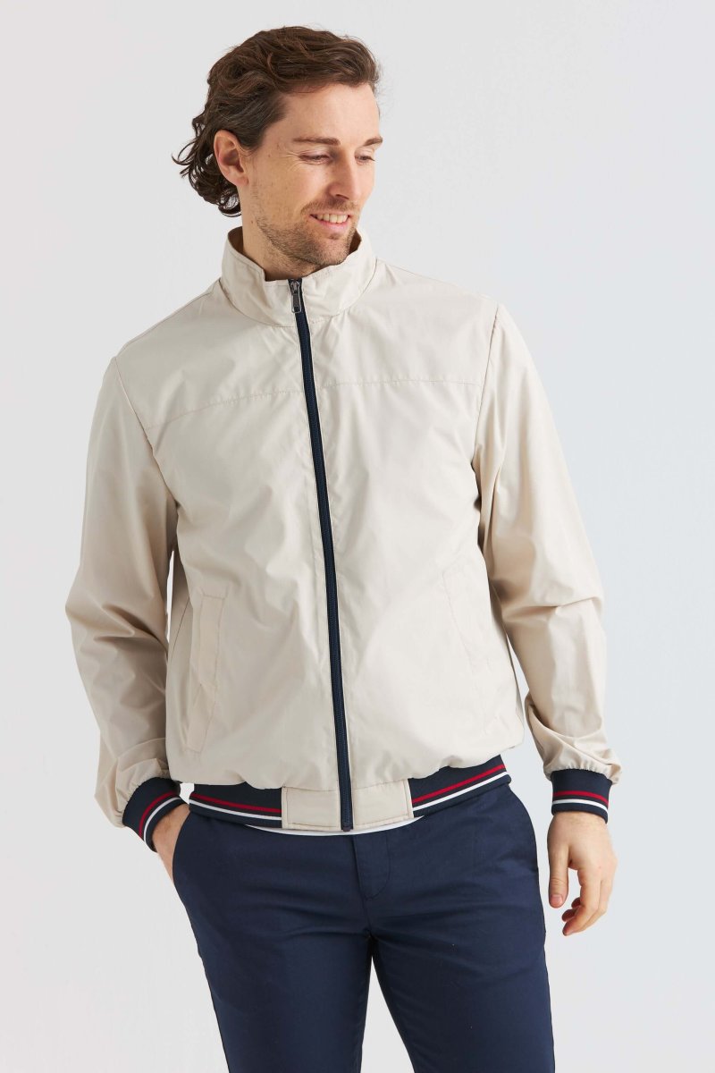 Beige jacka med kontrastdetaljer