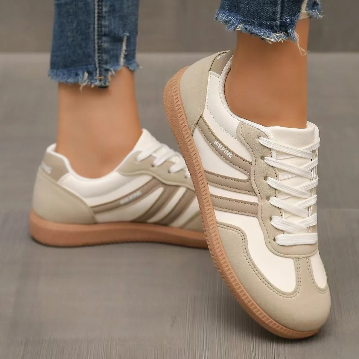 Sneakers dam, mockaimitation — bekväma vardagsskor med snörning - Bild 9