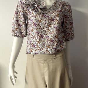 Malva, blommig blus