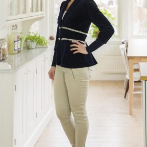 Vinbärspralin, marinblå trikåkavaj med beige detaljer
