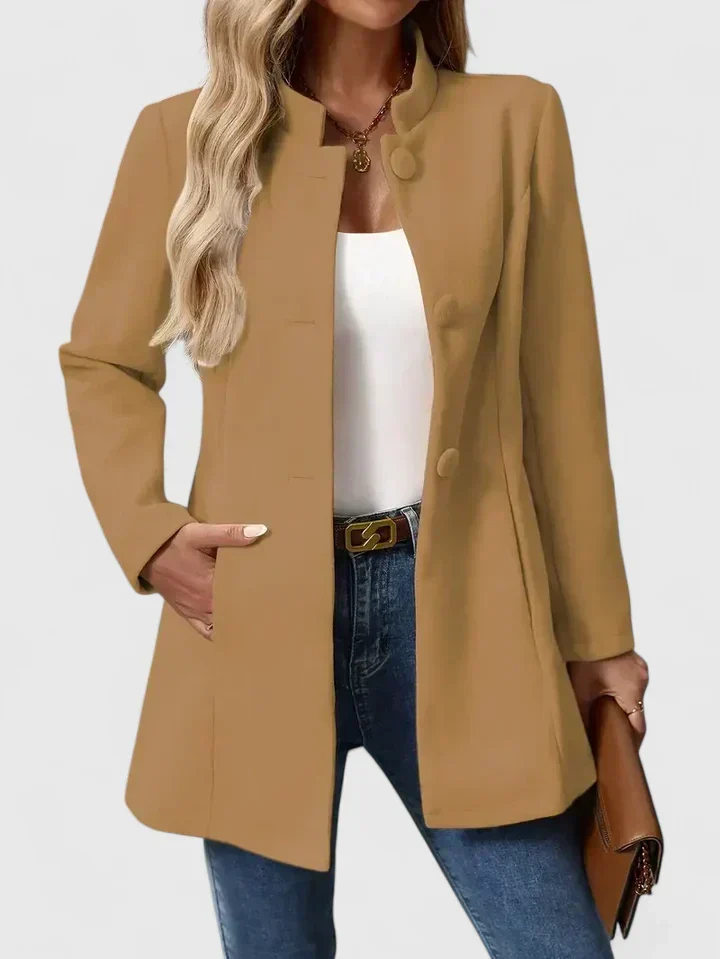 Jacka dam med knappar — elegant och kragelös i knälång modell - Bild 4